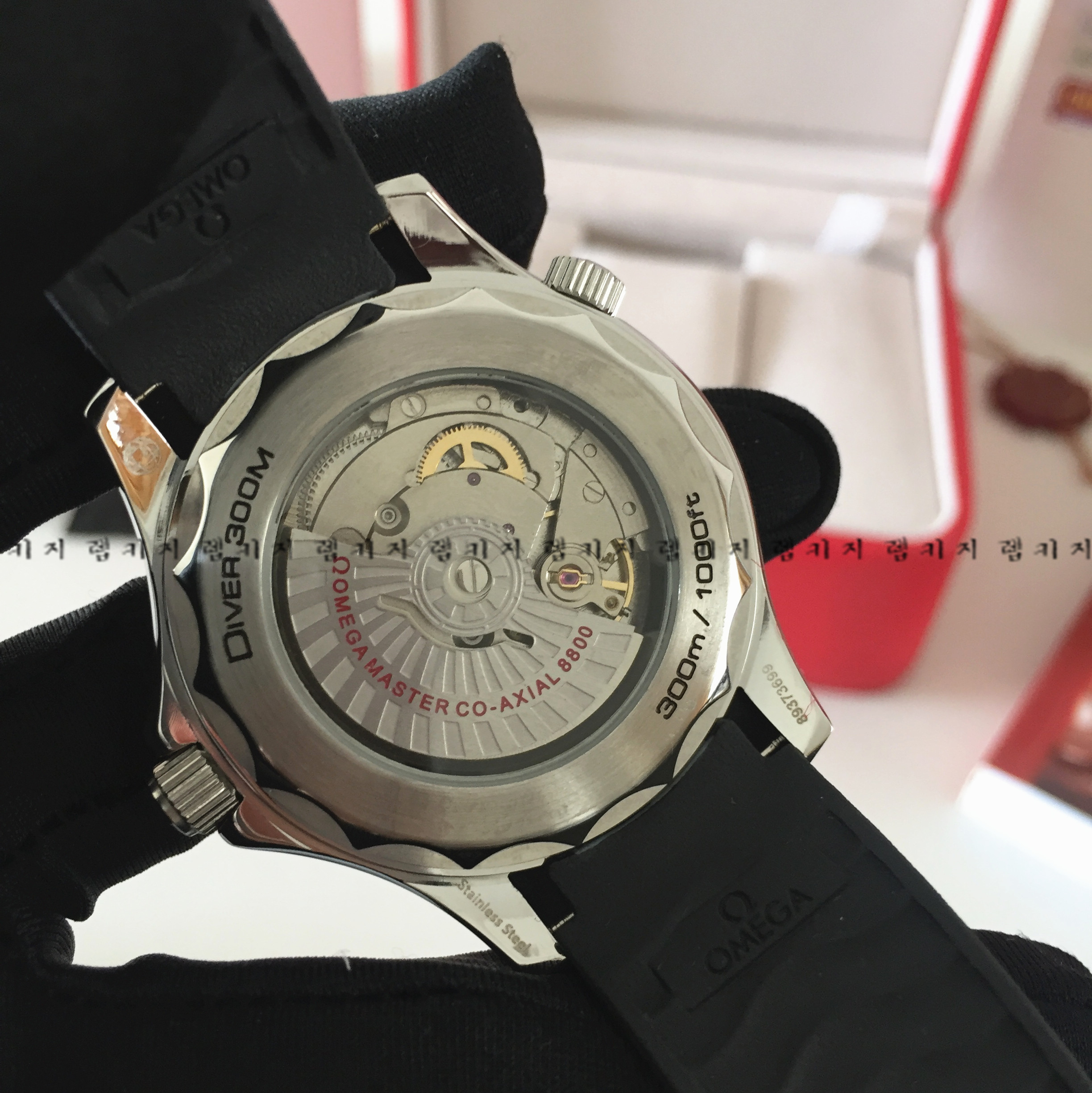 오메가 씨마스터 제임스본드 에디션 우레탄 + 가죽줄